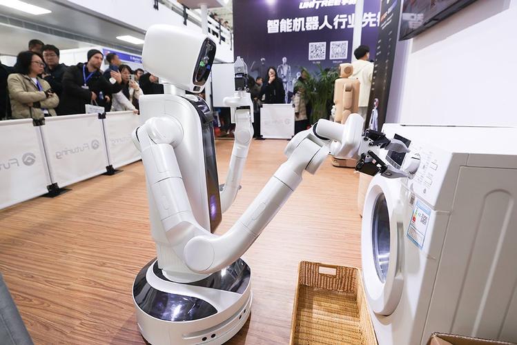 观众在2026北京国际人工智能应用与机器人创新博览会上观看服务型机器